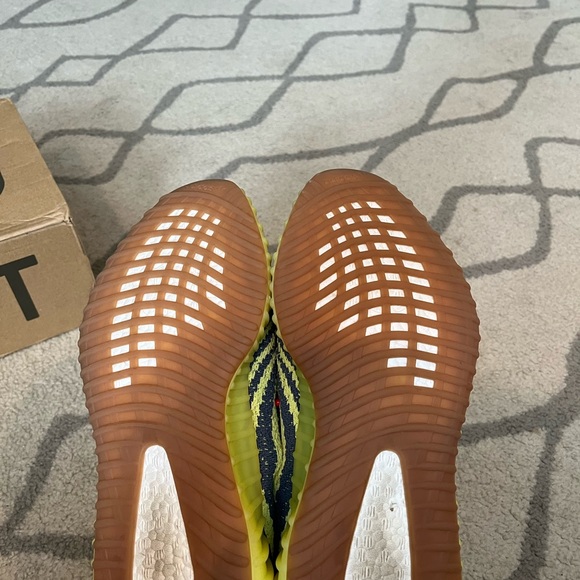 Yeezy 350 V2 Semi-Frozen Yellow - Picture 4 of 7